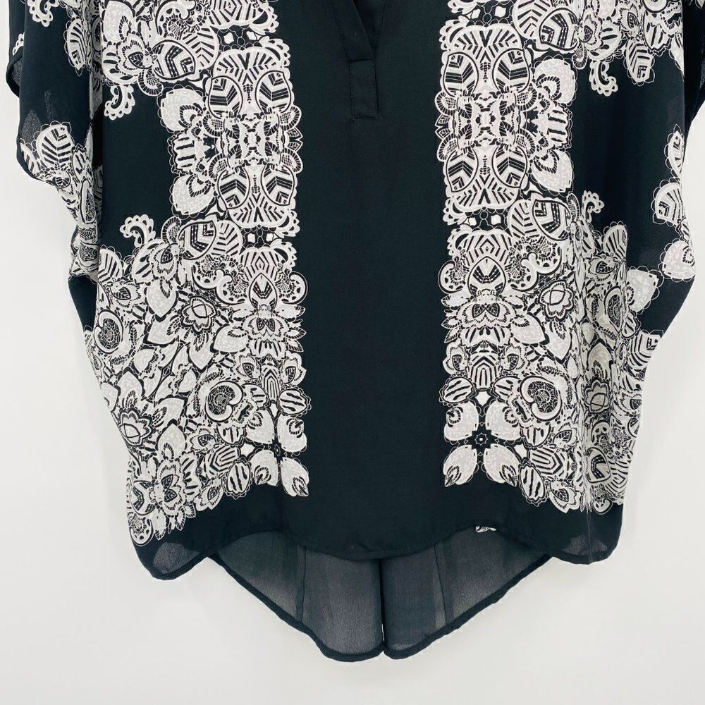 Carmen Marc Valvo Size Medium Black & White Printed V Neck Kimono Style Blouse - Picture 3 of 9